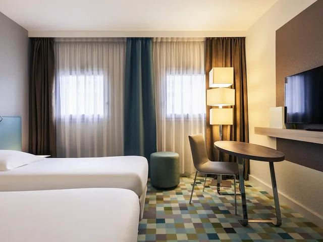 Family, 1 Double and 1 Single Bed, Mercure Marne la vallee Bussy St Georges 3/5
