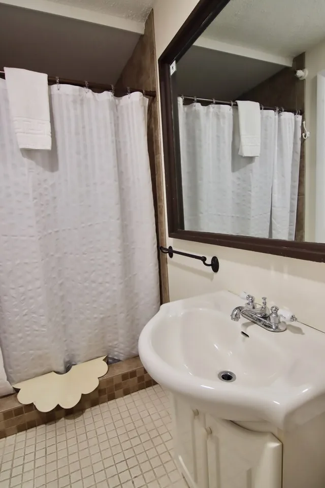 استوديو بسرير كوين، The Hotel Frankfort 2/3