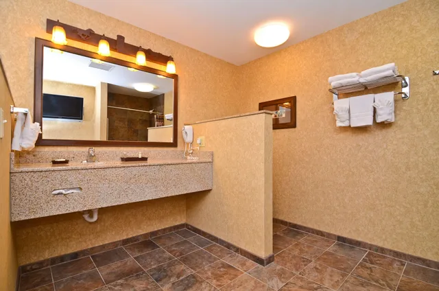 Alamo, Theme, Suite, King Bed, Sofa, Jetted Tub، Best Western Plus Kelly Inn and Suites 4/4
