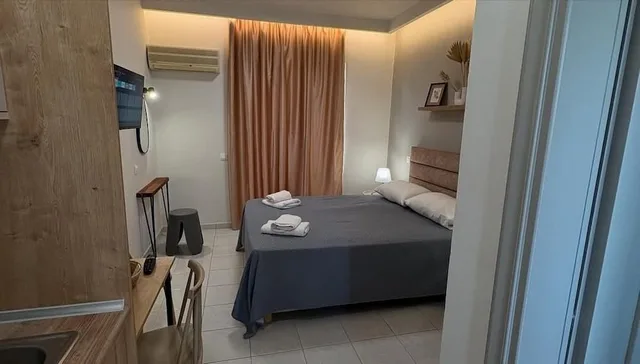 استوديو بسرير كينج بشرفة في الطابق الأرضي، Johnhara Studios And Apartments 5/7