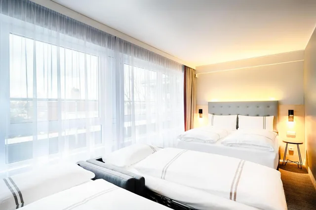 غرفة رباعية بسرير مزدوج وسرير فردي، Premier Inn Berlin Airport 1/2
