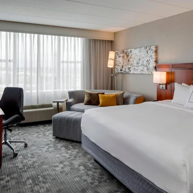 غرفة بسرير كينج بحوض استحمام في طابق مرتفع لذوي الإعاقة، COURTYARD BY MARRIOTT LOGAN AIRPORT 2/7