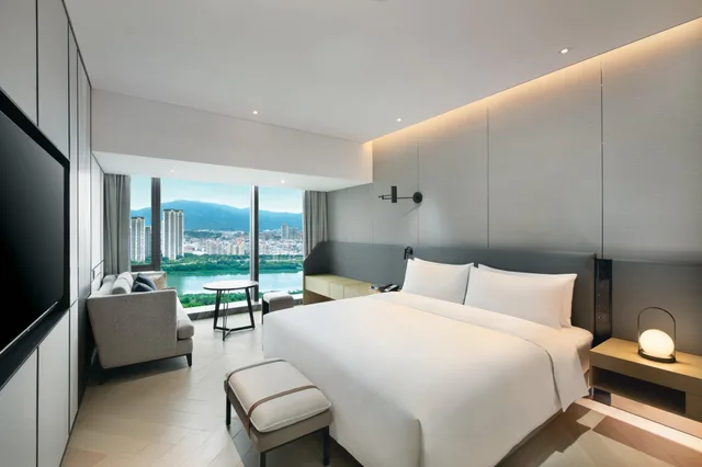 جناح بإطلالة على النهر بغرفة نوم واحدة في طابق مرتفع، Crowne Plaza Quanzhou Riverview 1/3