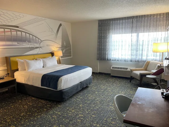 غرفة تنفيذية بسرير كينج، St. Louis Airport Hotel 1/1