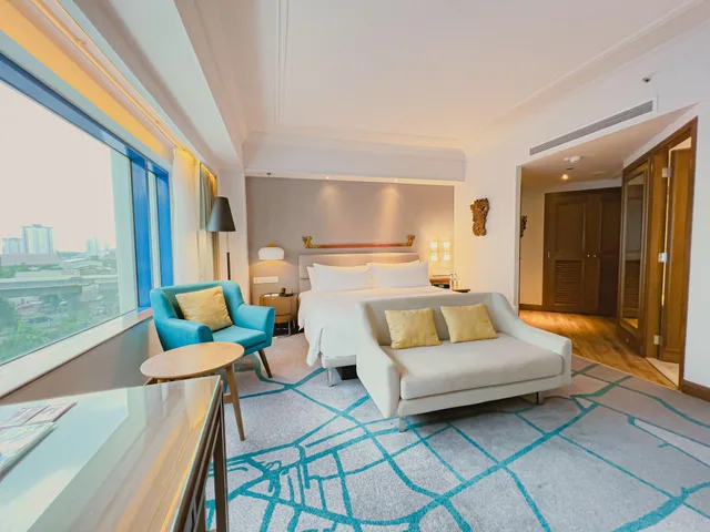 Deluxe, King Bed, LE MERIDIEN JAKARTA 2/9