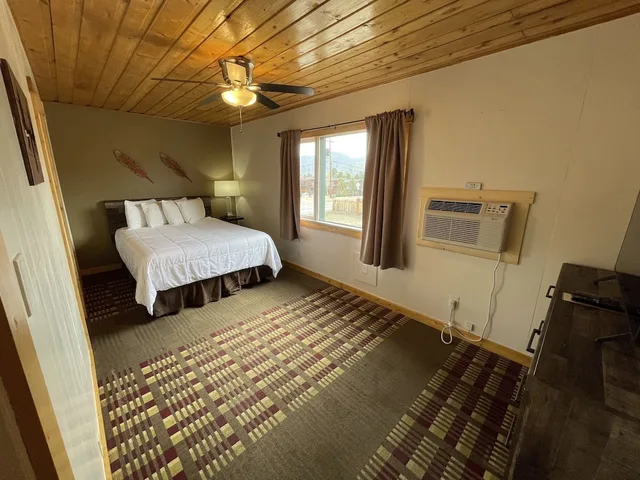جناح عائلي بسريرين كوين مع أريكة، Estes Mountain Inn 2/4