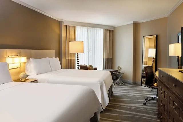 غرفة بسريرين كوين بإطلالة على الفناء، Renaissance Tampa International Plaza Hotel 2/6