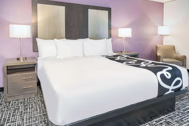 Room, King Bed, La Quinta Inn & Suites by Wyndham Norfolk 3/5