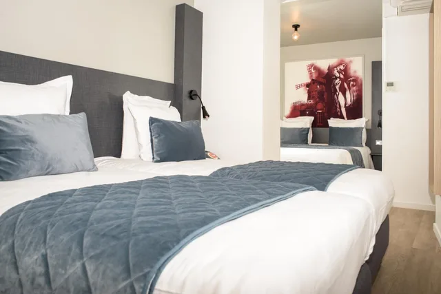 غرفة بسريرين منفصلين وسرير كوين، Hotel Des Arts Bastille 2/5
