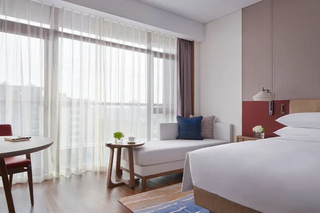 غرفة كلوب بسرير كينج، Beijing Marriott Hotel Yanqing 2/4