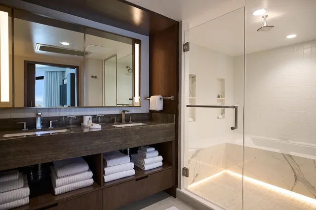 جناح فاخر بسرير كينج بإطلالة على البحر بغرفة نوم واحدة، VEA Newport Beach, A Marriott Resort & Spa 2/2
