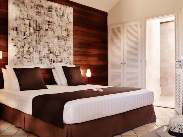 بنغل بسرير مزدوج مع أريكة بمطبخ صغير، Iloha Seaview Hotel 2/4