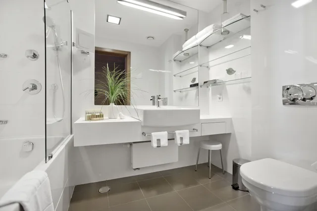 جناح جونيور، Croatia Hotel 4/4