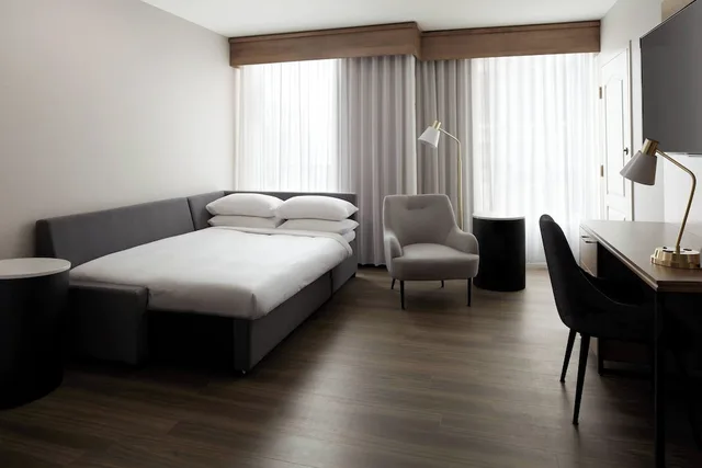 جناح بسرير كينج بغرفة نوم واحدة مع أريكة، Quebec City Marriott Downtown 1/4