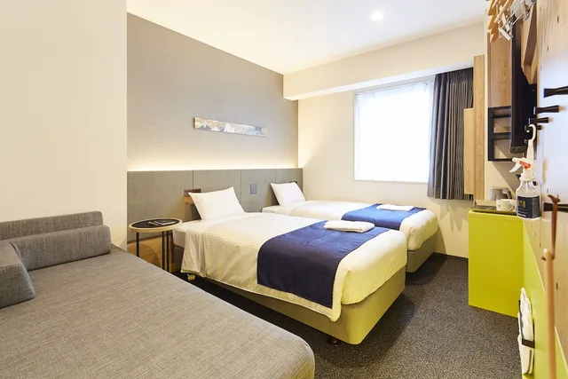 غرفة قياسية بسريرين منفصلين مع أريكة، hotel MONday Akihabara Asakusabashi 2/7