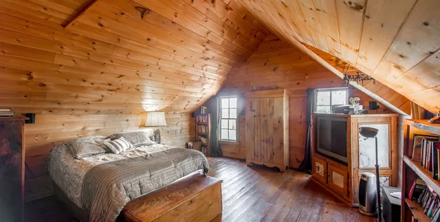 Master, Blue, Queen Bed, Shared Bathroom, Seventy-four Ranch 1/1