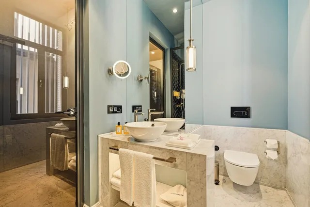 غرفة بغرفة نوم واحدة مفردة بسرير كينج مع أريكة بمنطقة جلوس، L'Union Han Istanbul, Vignette Collection by IHG 9/10