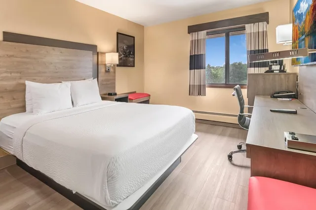 Room, Twin Beds, Ramada By Wyndham Minneapolis Golden Valley 2/8