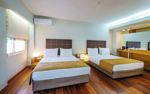 Junior Suite, 2 King Beds, Capsis Hotel Thessaloniki 1/10