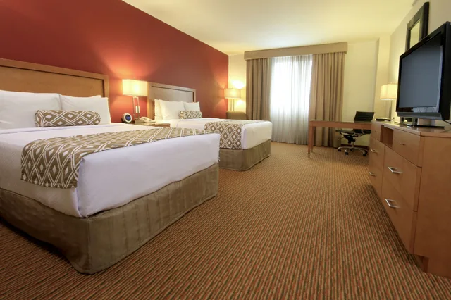 غرفة قياسية بسريرين كوين مع دخول صالة النادي، CROWNE PLAZA MONTERREY AEROPUERTO 3/4