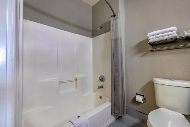 جناح بسريرين مزدوجين بمطبخ للمدخنين، Motel6 Cedar Park, TX 10/10