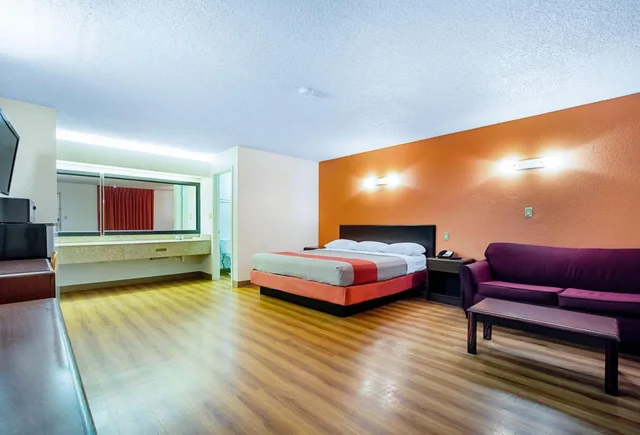 غرفة بسرير كينج للمدخنين، Motel6 Covington, TN 6/10