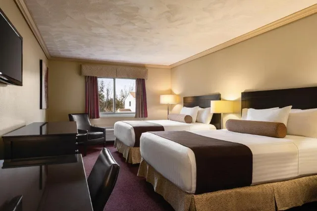 Room, Quadruple, 2 Queen Beds, Atlantic Host 3/10