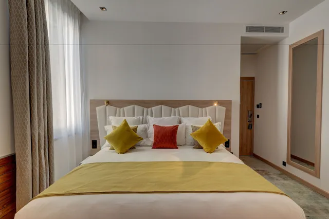 جناح سوبيريور بسرير كينج بحوض استحمام، Best Western Plus Hotel Comedie Saint-Roch 2/8