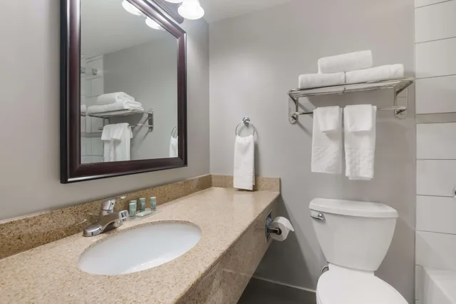 غرفة قياسية بسريرين كوين، Best Western St Catharines Hotel Conference Centre 2/2