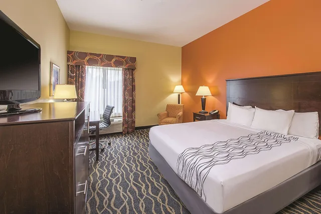 غرفة تنفيذية بسرير كينج، La Quinta Inn & Suites by Wyndham Tulsa Airpt / Expo Square 3/6