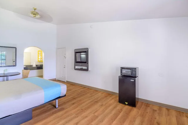 Room, King Bed, Accessible, Motel6 Canton, TX 5/10
