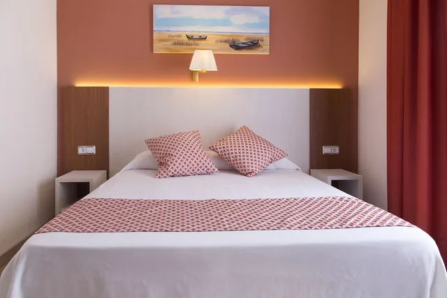 Standard, Double or Twin Bed, Balcony, GHT Balmes Hotel, Aparthotel & Splash 2/10