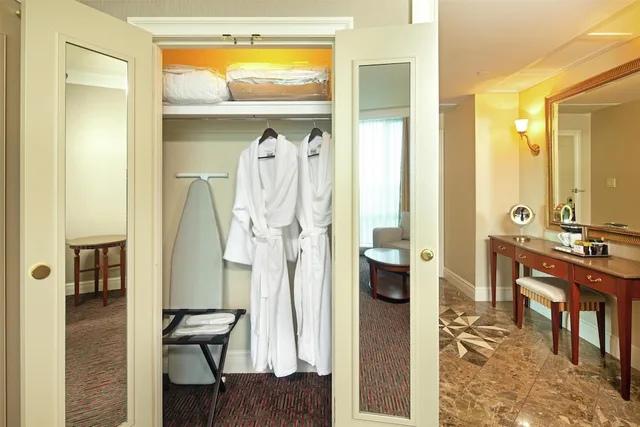جناح بسرير كينج مع دخول صالة النادي، Hilton Lac Leamy 4/5