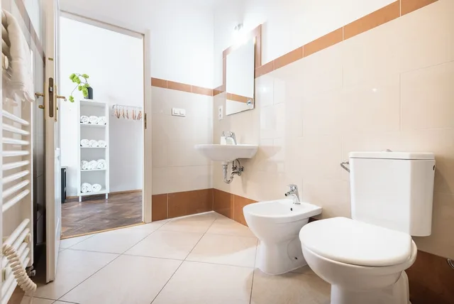 شقة بريميير بخمسة أسرّة وسرير بطابقين بغرفتي نوم مع أريكة بمطبخ، Hybernska Apartments 8/10