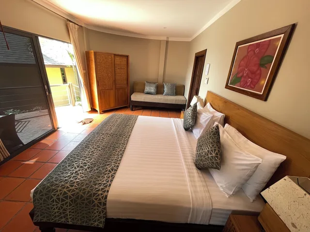 جناح استوديو ديلوكس بسرير كينج بإطلالة على الحديقة، Beyond the Blue Horizon Villa Resort 2/7