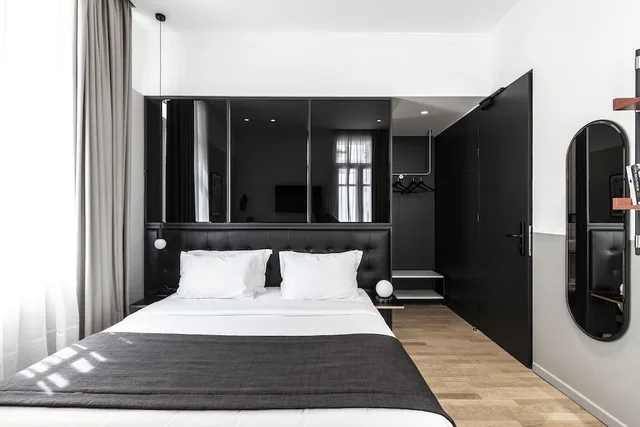 Superior, King Bed, The Modernist 2/8