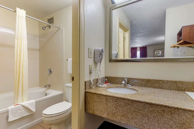 Standard, 2 Queen Beds, Econo Lodge Fayetteville, NC 3/3