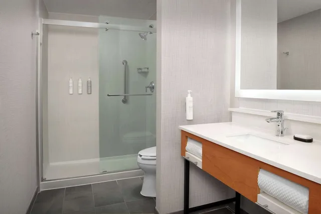 جناح ركني بسرير كينج، Embassy Suites La Quinta & Spa 2/3