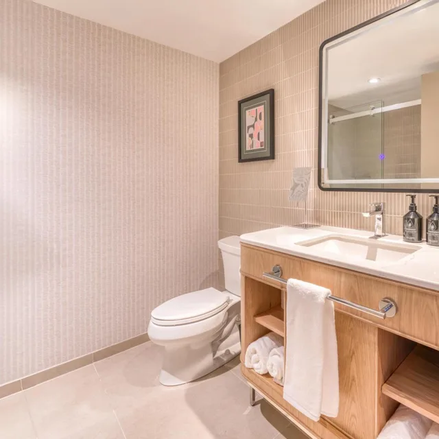 غرفة بسرير كينج وسريرين كوين في طابق مرتفع، Toor Hotel Toronto, Part Of Jdv By Hyatt 2/4
