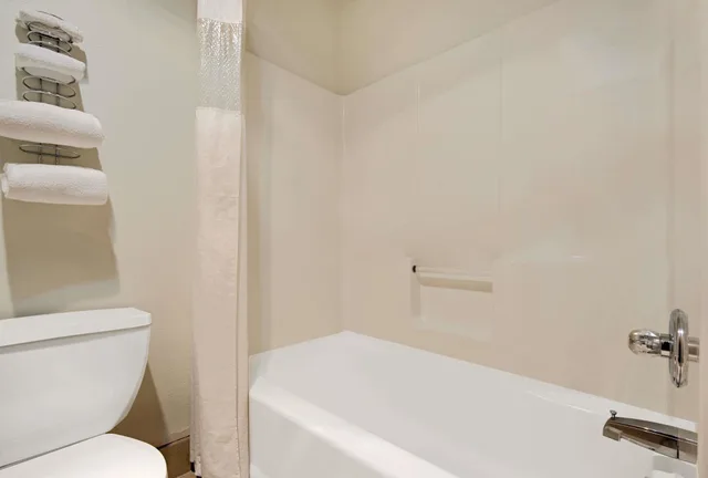 جناح بسرير كينج للمدخنين، Super 8 By Wyndham Riverside/Kansas City 7/7