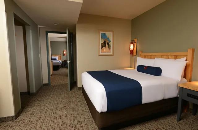 جناح بسرير كوين وسريرين منفصلين بإطلالة على الجبل مع أريكة، Great Wolf Lodge Colorado Springs 1/3