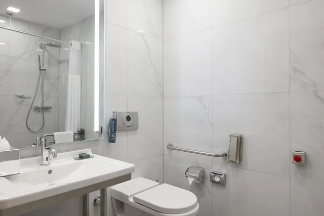 غرفة بسرير كوين بإطلالة على المدينة لذوي الإعاقة، Doubletree By Hilton Hotel Istanbul - Moda 2/3