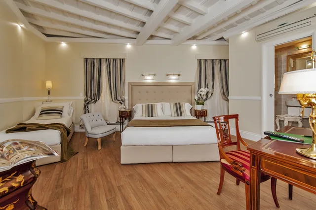 غرفة ثلاثية بسرير مزدوج وسرير فردي، La Residenza del Sole al Pantheon 2/5