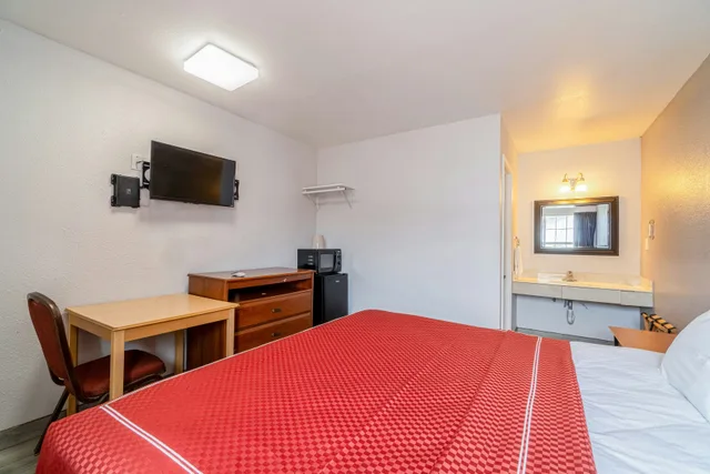 King Bed Smoking, OYO Budget Inn Falfurrias Hwy 281 7/10