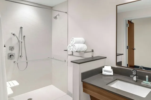 جناح بسرير كينج مع أريكة لذوي الإعاقة، Fairfield by Marriott Inn & Suites Norwalk 7/7