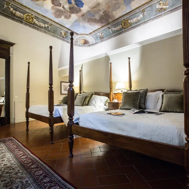 جناح جونيور، Hotel Burchianti 5/10