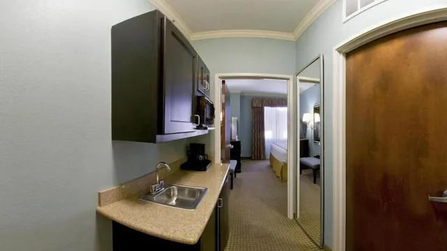 جناح بسرير كينج بغرفتي نوم، Holiday Inn Express Hotel & Suites Vernon College Area (HWY 287) 3/3