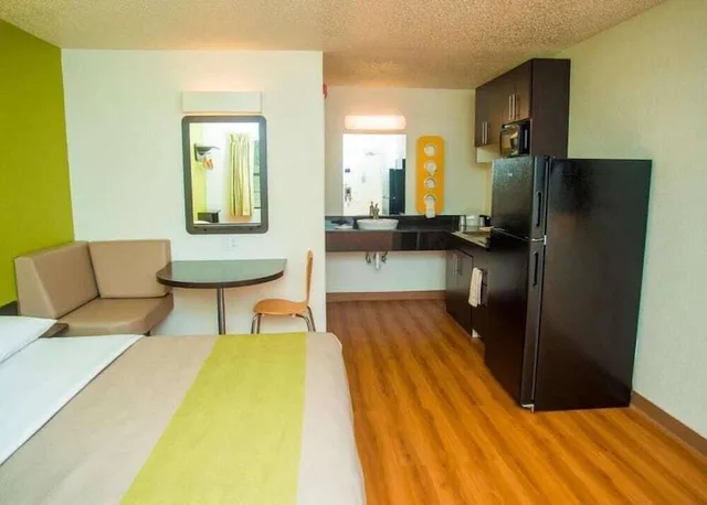 غرفة ديلوكس بسرير كينج بمطبخ صغير للمدخنين، Motel6 Palestine, TX 4/7