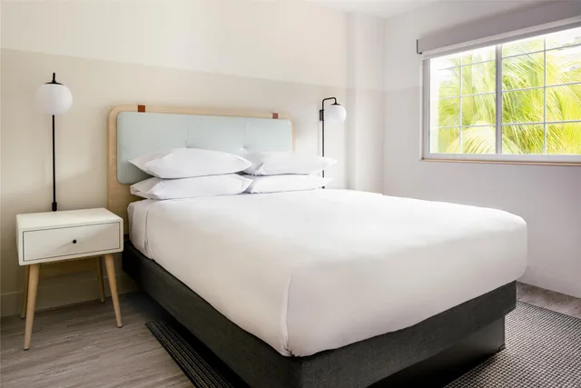 جناح بسرير كوين بغرفتي نوم مع أريكة، Hampton by Hilton Grand Cayman Seven Mile Beach 1/3