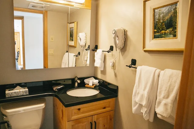 2 Bedrooms, Gold, Suite, Twin Beds, King Bed, Sofa، Carleton Lodge 5/5